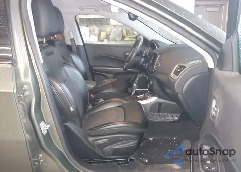 2018 Jeep Compass Latitude 4X4 из США, поврежденный, VIN 3C4NJDBB3JT177736